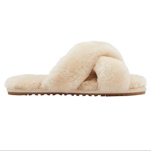 new with box LAMO FOOTWEAR SLIPPERS!